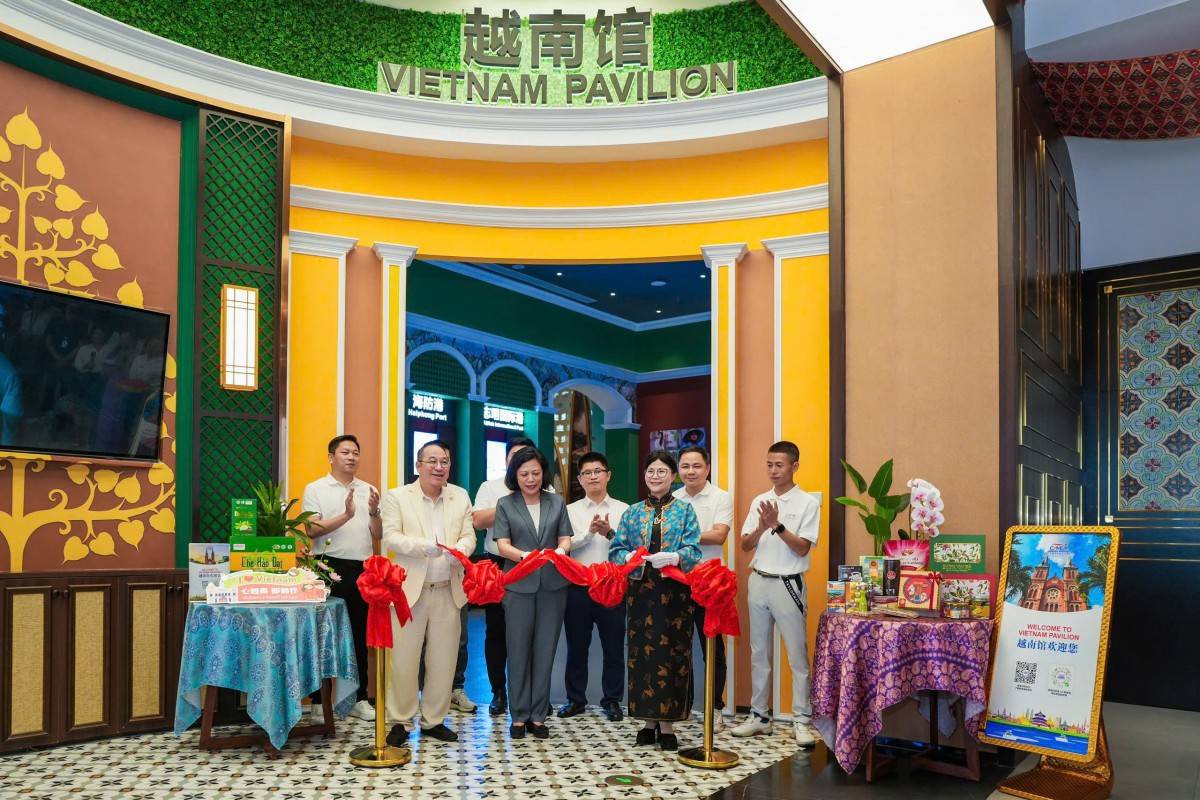 Tổng lãnh sự Nguyễn Thị Hường và Chủ tịch VCBC tại lễ khai trương khu trưng bày Việt Nam của VCBC tại Trung tâm CAMEX Nam Ninh
