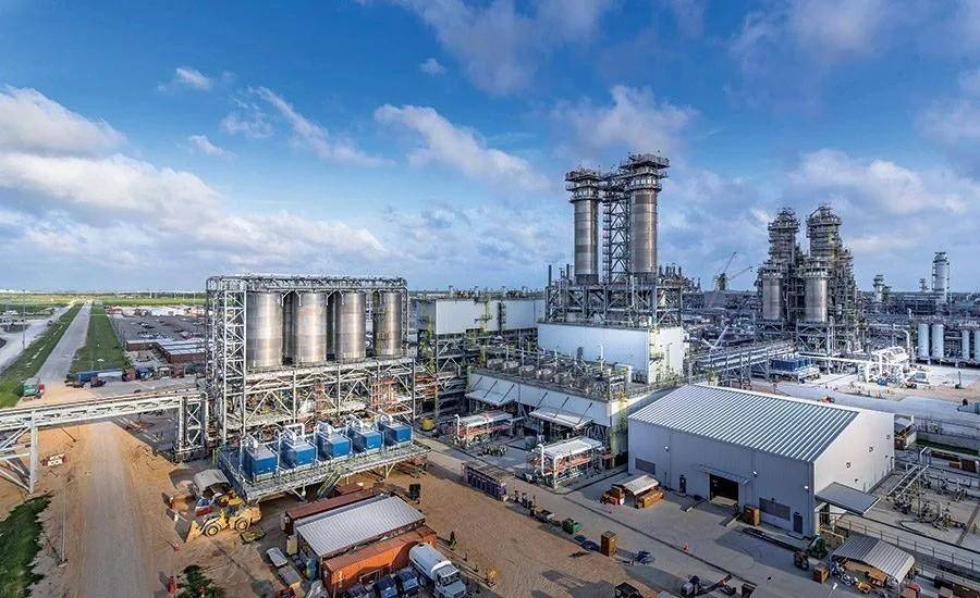 Các dự án của OCI N.V. và Orascom Construction phản ánh chiến lược đầu tư của Nassef Sawiris vào hạ tầng thiết yếu. Ông tin rằng tăng trưởng dài hạn sẽ đến từ những lĩnh vực tạo nền tảng cho công nghiệp, logistics, năng lượng và trung tâm dữ liệu trong kỷ nguyên AI.
