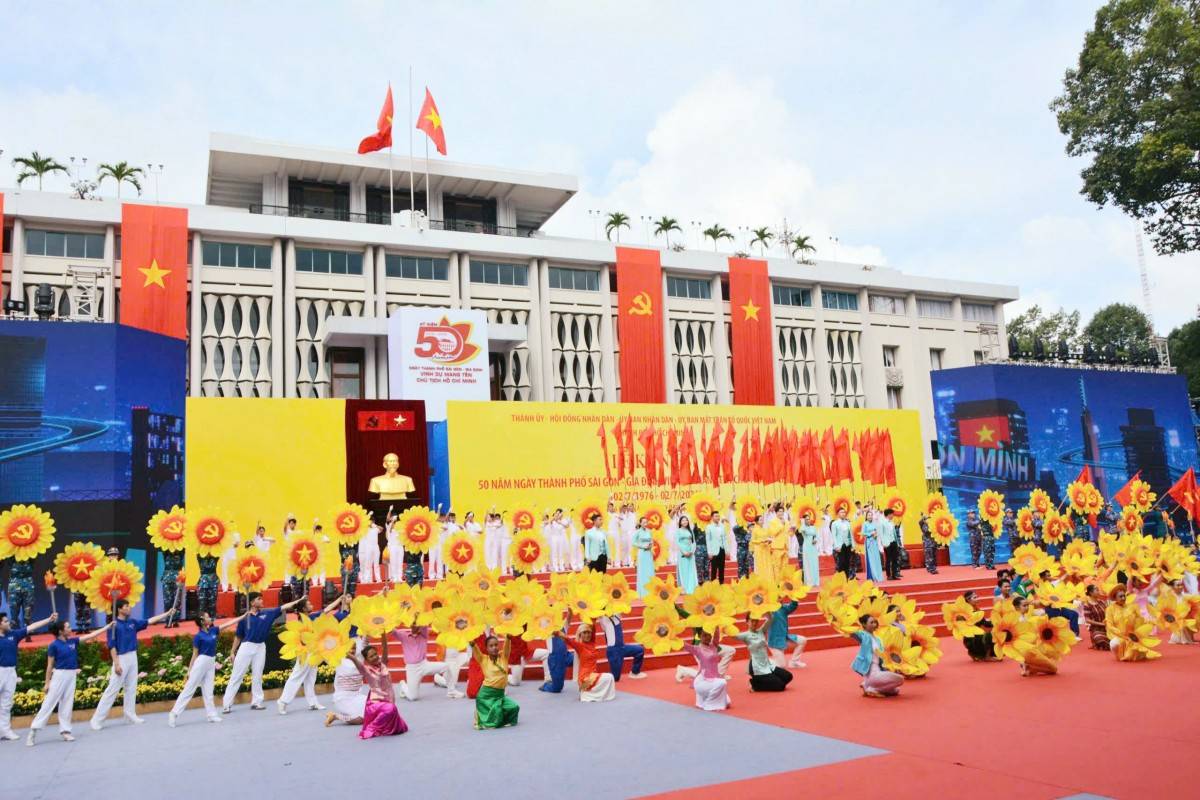 Rực rỡ chương trình nghệ thuật chào mừng 50 năm Thành phố Sài Gòn - Gia Định vinh dự mang tên Chủ tịch Hồ Chí Minh