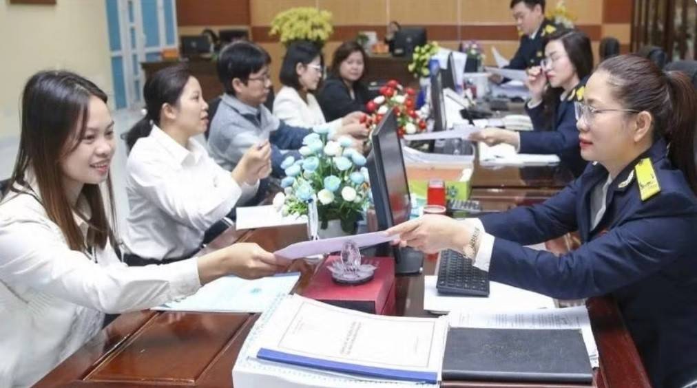 Công chức Thuế tỉnh Thái Nguyên hỗ trợ người nộp thuế làm sạch mã số thuế