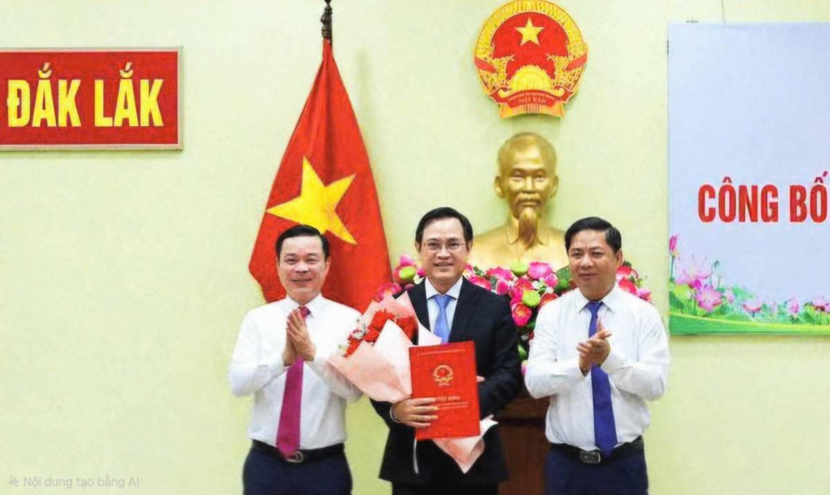 Lãnh đạo Tỉnh ủy, UBND tỉnh Đắk Lắk trao Quyết định tiếp nhận và bổ nhiệm ông Hồ Quang Đệ giữ chức vụ Giám đốc Sở Xây dựng tỉnh.