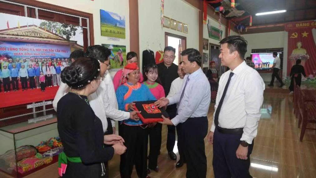 Không gian trưng bày văn hóa các dân tộc xã Hợp Thành lưu giữ nhiều giá trị văn hóa đặc sắc (Ảnh: https://nhandan.vn).
