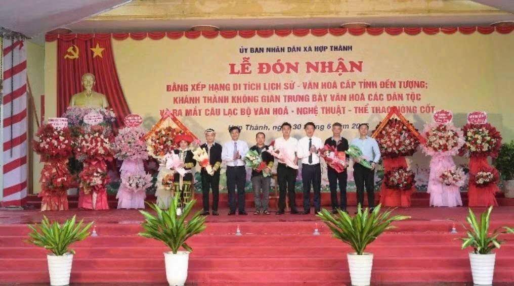 Lãnh đạo xã Hợp Thành tặng hoa chúc mừng Câu lạc bộ văn hóa-nghệ thuật-thể thao nòng cốt của xã (Ảnh: https://nhandan.vn).