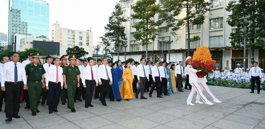 Đoàn đại biểu TPHCM dâng hoa tưởng nhớ Chủ tịch Hồ Chí Minh.