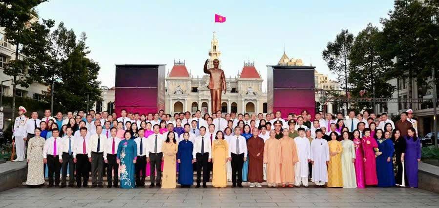 Đoàn đại biểu TPHCM chụp ảnh chung.