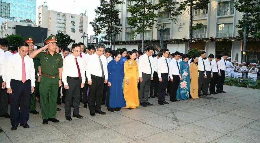 đoàn đại biểu Thành ủy, HĐND, UBND, Ủy ban MTTQ Việt Nam TP.HCM đã long trọng tổ chức Lễ dâng hoa, dâng hương tại Tượng đài Chủ tịch Hồ Chí Minh 