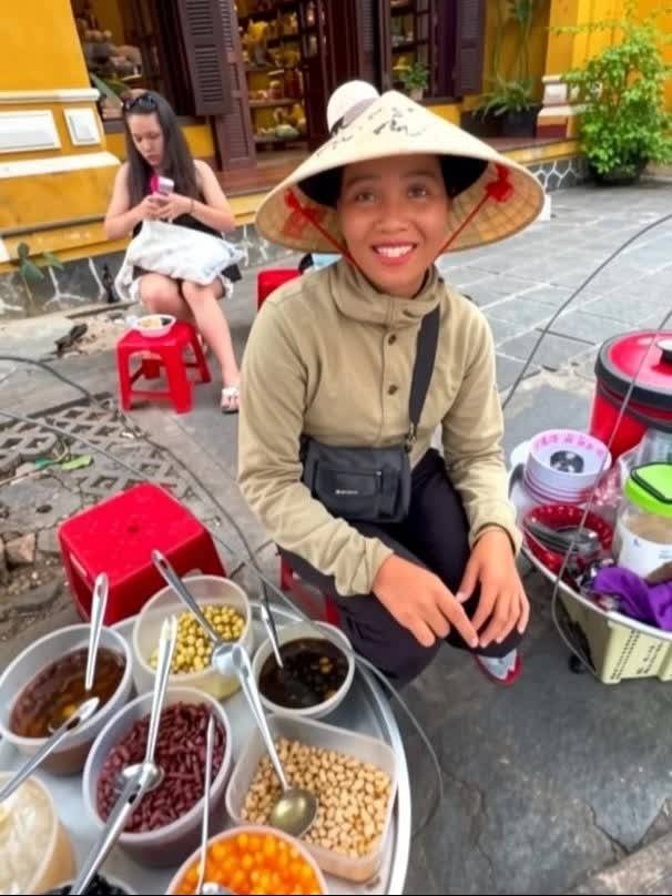 Gánh tàu phớ nói 5 thứ tiếng hút khách giữa lòng phố cổ Hội An