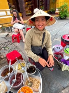 Gánh tàu phớ nói 5 thứ tiếng hút khách giữa lòng phố cổ Hội An