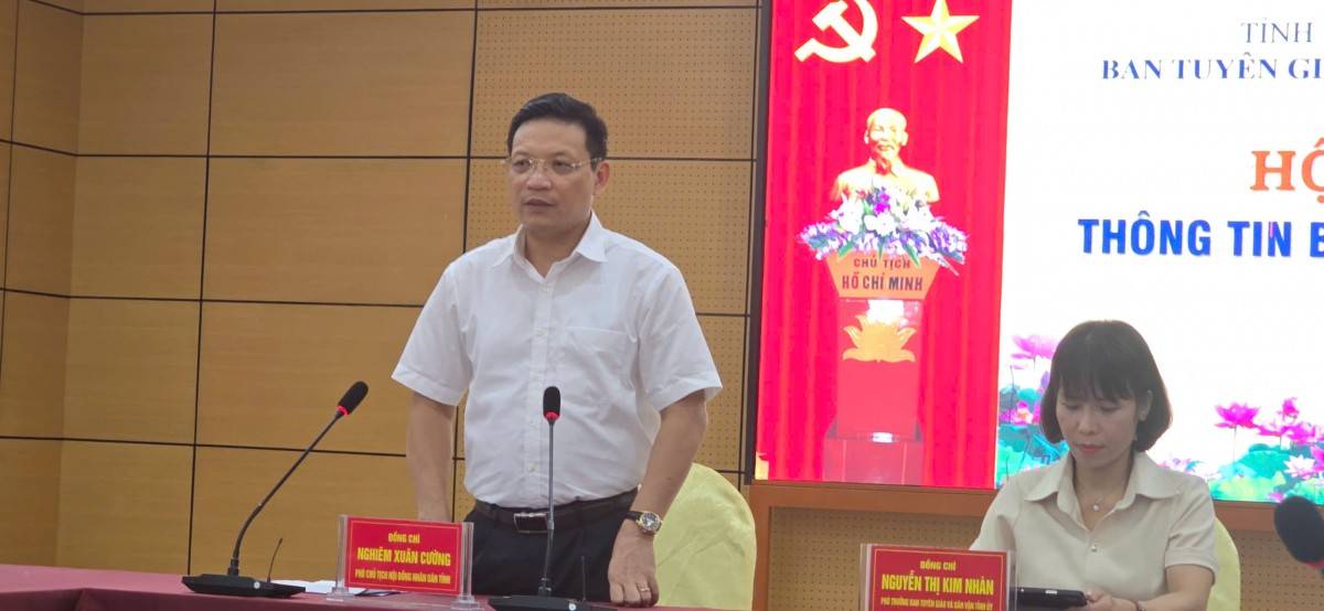đồng chí Nghiêm Xuân Cường Phó Chủ tịch HĐND tỉnh Quảng Ninh  thông tin tại buổi họp báo