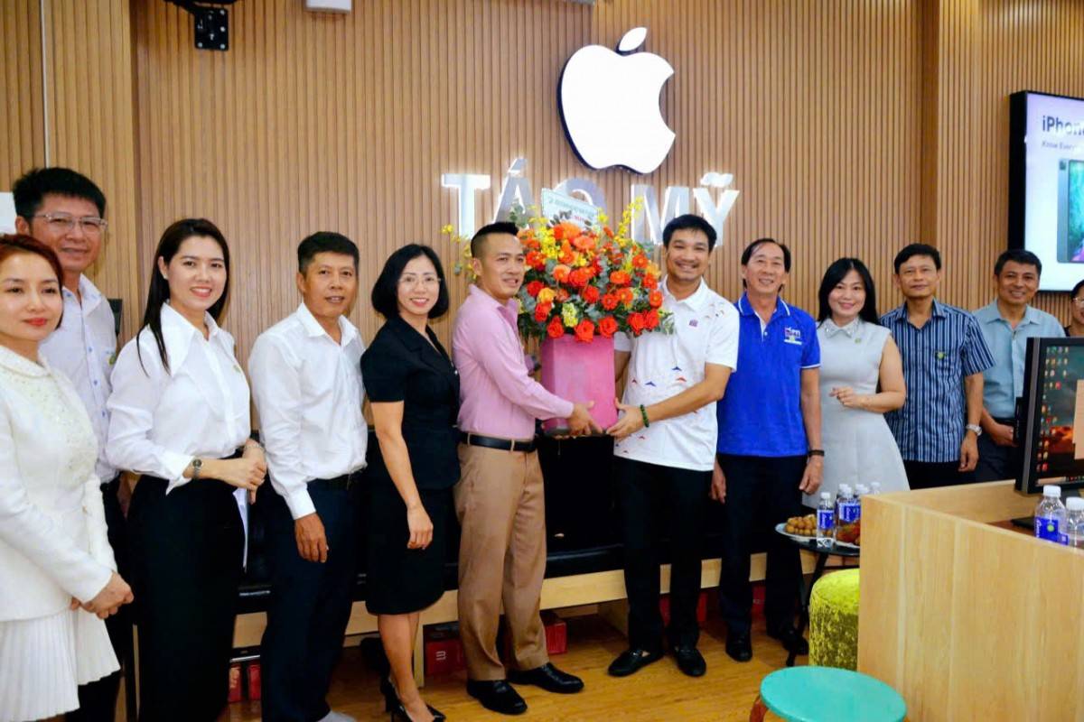 Đoàn tới thăm và tặng hoa Cửa hàng Táo Mỹ Store