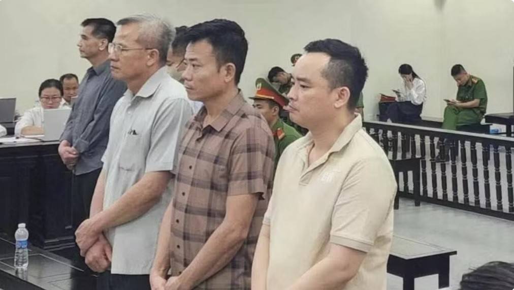 Các bị cáo tại phiên tòa (Ảnh: Xuân Ân/https://nhandan.vn).