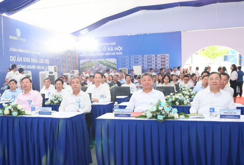 Đồng chí Phó Thủ tướng Thường trực Chính phủ Phạm Gia Túc cùng các đồng chí lãnh đạo bộ, ban, ngành Trung ương, Thường trực Tỉnh ủy và các đại biểu dự lễ khởi công.