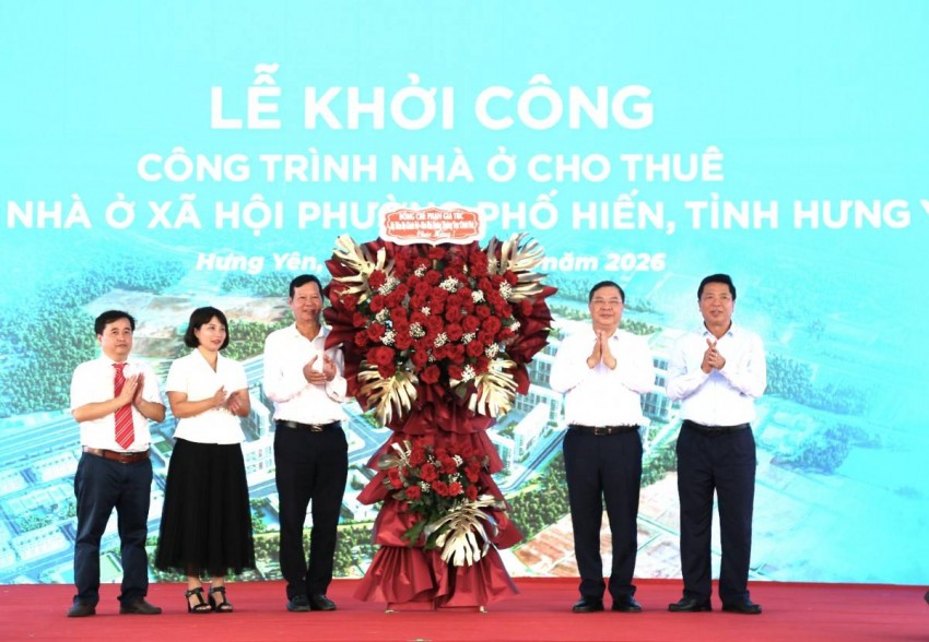 Đồng chí Phó Thủ tướng Thường trực Chính phủ Phạm Gia Túc và Bộ trưởng Bộ Xây dựng Trần Hồng Minh tặng hoa chúc mừng Tập đoàn Vingroup
