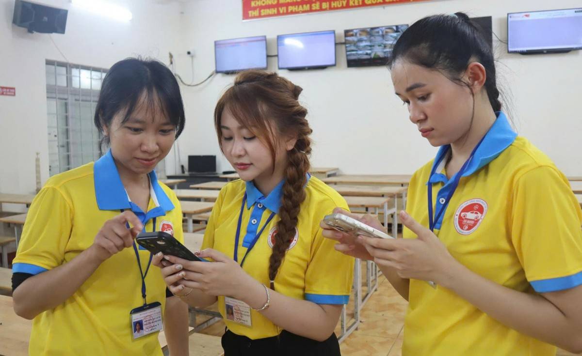 Các học viên lái xe thể hiện niềm vui khi giấy phép lái được tích hợp trên ứng dụng VNeTraffic mức độ 2 sau 2 giờ đạt kết quả sát hạch thay vì 3 ngày so với trước đây.