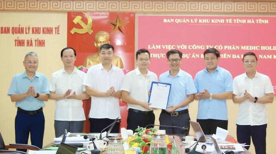 Ban Quản lý Khu kinh tế tỉnh Hà Tĩnh trao Quyết định chấp thuận nhà đầu tư thực hiện Dự án Bệnh viện đa khoa Nam Kỳ Anh cho Công ty Cổ phần Bệnh viện đa khoa Medic Kỳ Anh tại buổi làm việc