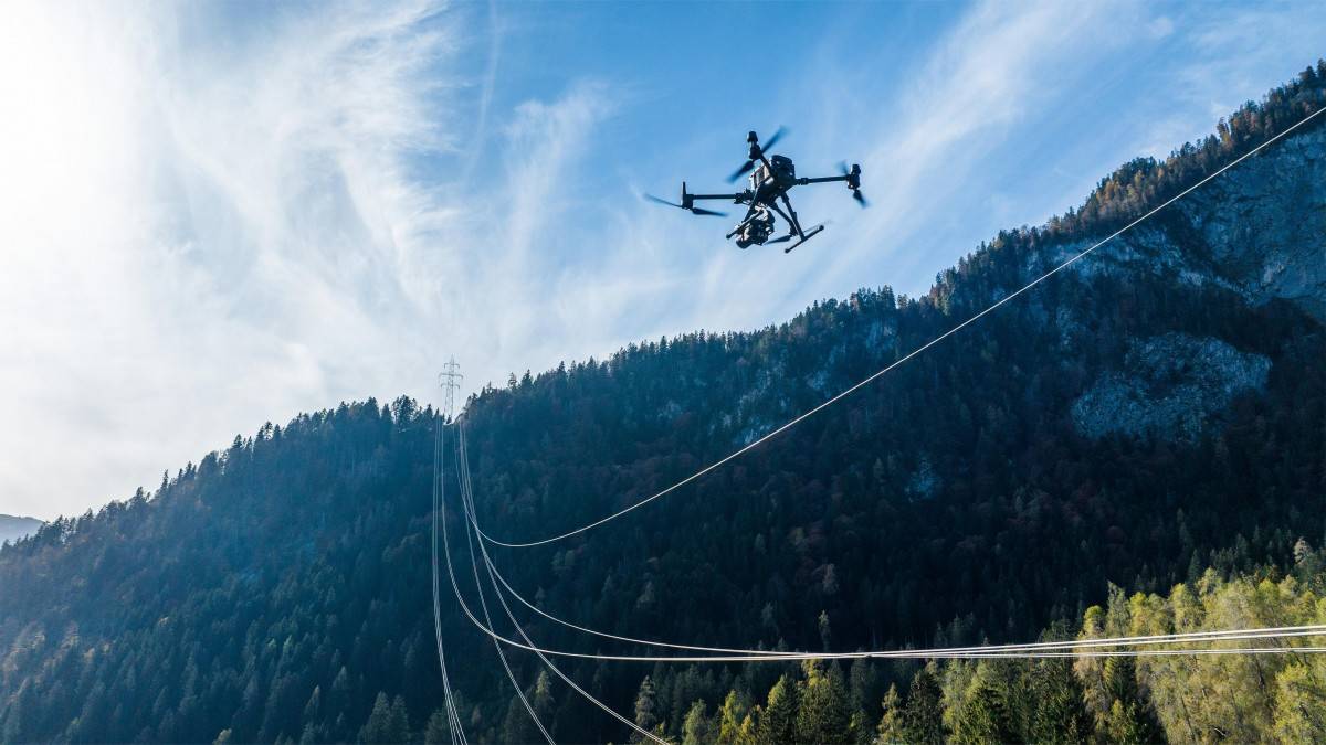 Drone AI tự động kiểm tra đường dây điện cao thế. Thế hệ drone công nghiệp mới không chỉ chụp ảnh mà còn sử dụng AI để nhận diện điểm phát nhiệt, ăn mòn và nguy cơ hỏng hóc trước khi sự cố xảy ra.