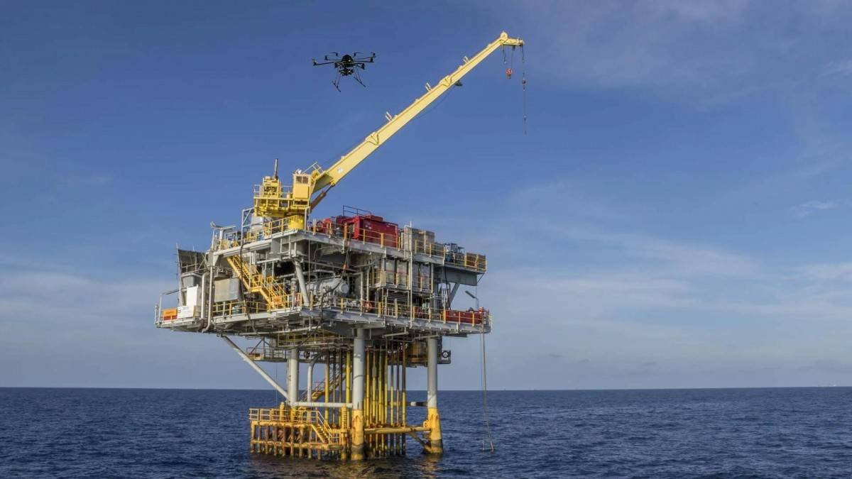 Drone AI đang thay thế trực thăng và đội kiểm tra thủ công trong việc khảo sát giàn khoan, bồn chứa và đường ống dầu khí, giúp giảm chi phí vận hành và nâng cao an toàn lao động.