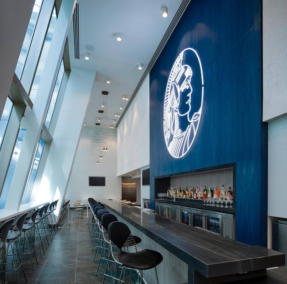 enturion Lounge – Hệ thống phòng chờ sân bay cao cấp, một trong những lợi ích nổi bật dành cho chủ thẻ American Express đủ điều kiện.
