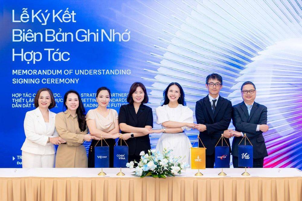 Lễ ký kết hợp tác chiến lược giữa Trung tâm Triển lãm Việt Nam (VEC) và các đối tác COEX, Chan Chao International, VEAS (Minh Vi), VCCorp ngày 01/07/2026, đánh dấu bước tiến mới trong việc phát triển các triển lãm và sự kiện quốc tế, thúc đẩy giao thương và kết nối doanh nghiệp toàn cầu.