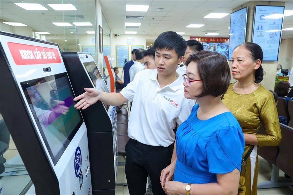 MobiFone chuyển đổi số quốc gia hỗ trợ người dân sử dụng dịch vụ công trực tuyến.