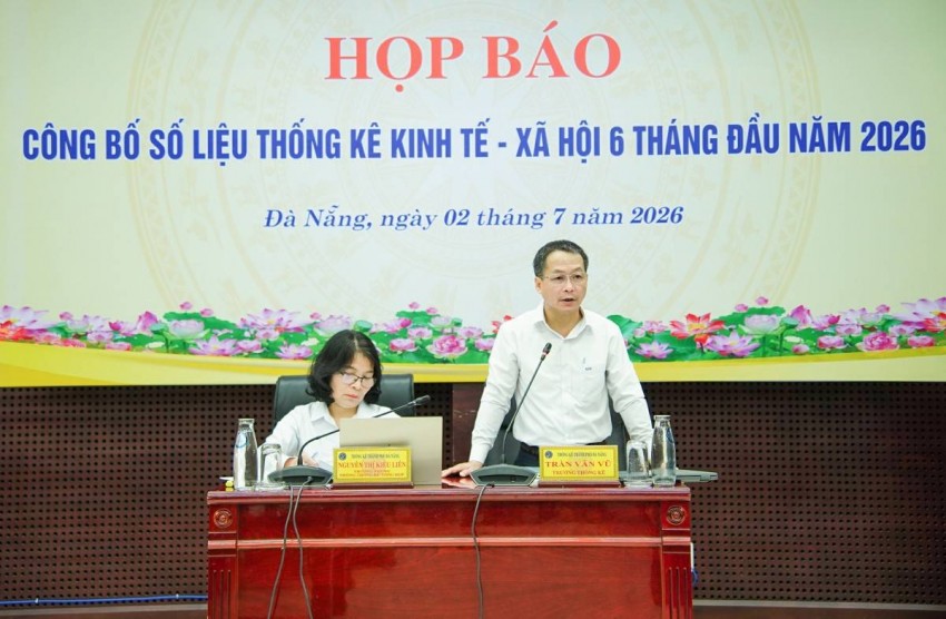 rưởng Thống kê thành phố Trần Văn Vũ trả lời câu hỏi của nhà báo, phóng viên