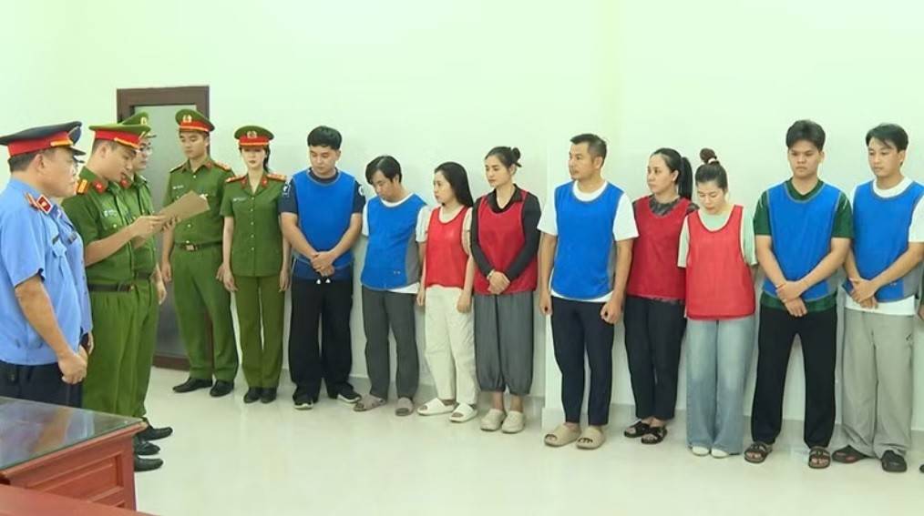 Cơ quan chức năng thi hành quyết định khởi tố các bị can.