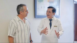 Vượt nửa vòng Trái Đất, bệnh nhân ung thư người Australia chọn Việt Nam để điều trị