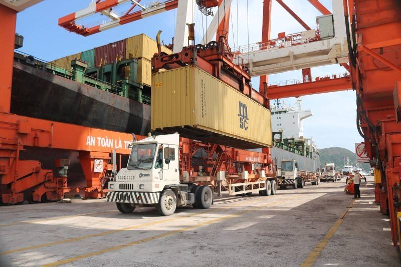 Phó Thủ tướng yêu cầu kiểm tra việc chấp hành pháp luật về giá đối với các doanh nghiệp kinh doanh vận tải và dịch vụ logistics; kiểm tra việc kê khai giá, niêm yết giá và thực hiện giá cước theo quy định. Yêu cầu các doanh nghiệp vận tải thực hiện điều chỉnh giảm giá cước tương ứng khi chi phí nhiên liệu giảm.