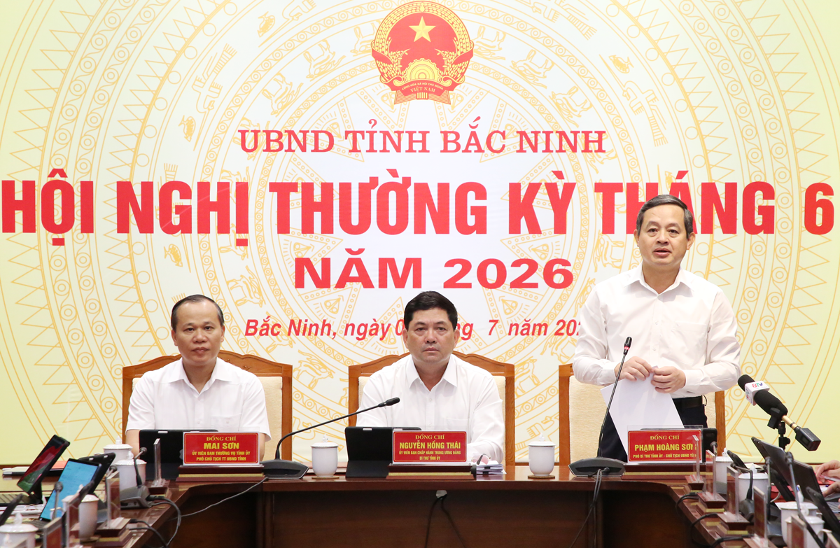 Chủ tịch UBND tỉnh Phạm Hoàng Sơn tiếp thu các ý kiến chỉ đạo của Bí thư Tỉnh ủy. 