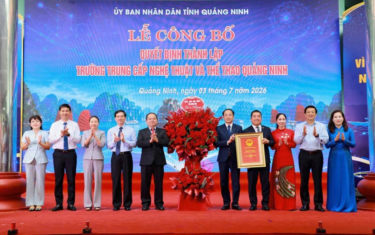 Lãnh đạo tỉnh Quảng Ninh trao Quyết định thành lập Trường Trung cấp Nghệ thuật và Thể thao tỉnh Quảng Ninh cho đại diện nhà trường. 