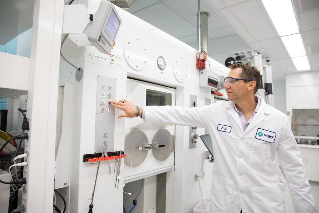 Vật liệu bán dẫn của Merck – Mảng Electronics cung cấp vật liệu chuyên dụng phục vụ sản xuất chip và màn hình, hưởng lợi từ làn sóng phát triển AI.