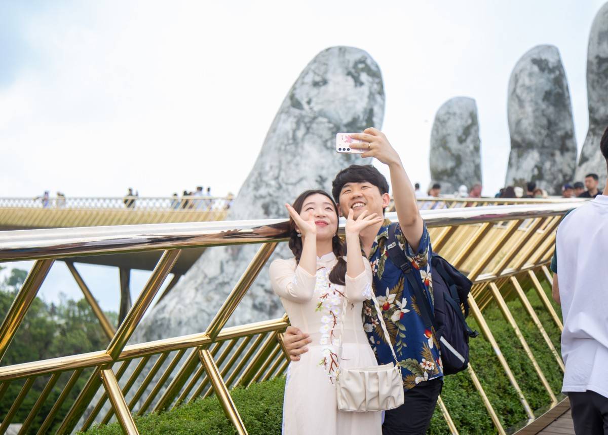 Trước và sau những màn pháo hoa rực rỡ, nhiều du khách tranh thủ khám phá Sun World Ba Na Hills, biển Mỹ Khê, Hội An, Thánh địa Mỹ Sơn...
