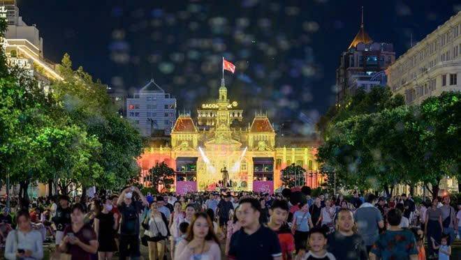Tối 2/7, hàng nghìn người đổ về khu vực trung tâm của TP.HCM để theo dõi chương trình pháo hoa nghệ thuật kỷ niệm 50 năm Thành phố Sài Gòn - Gia Định vinh dự mang tên Chủ tịch Hồ Chí Minh (2/7/1976-2/7/2026)