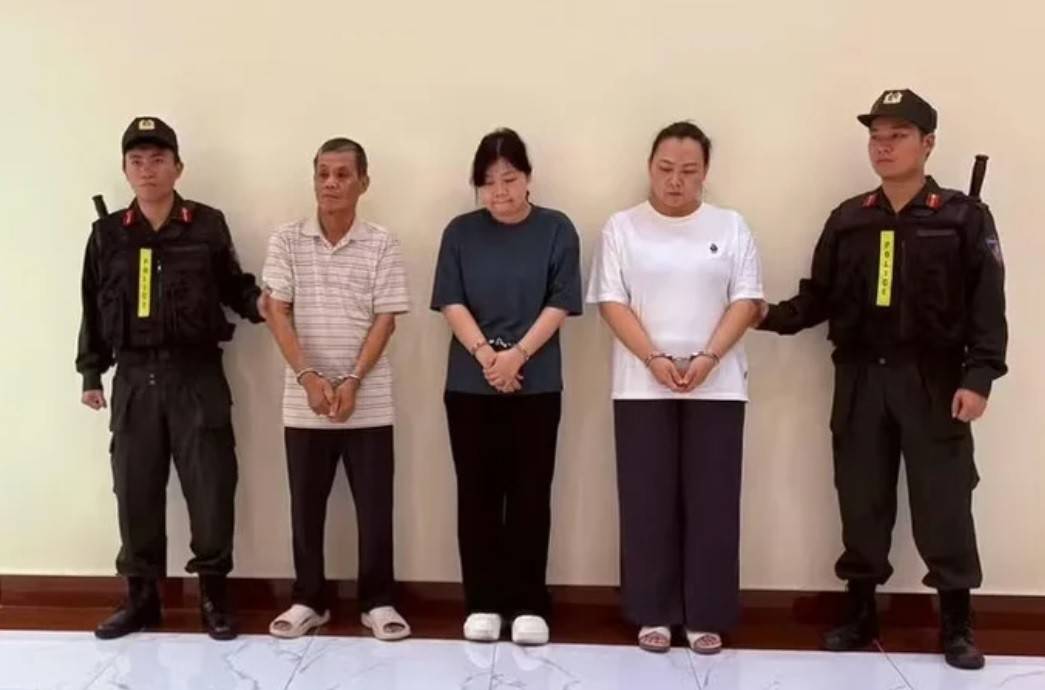 Các đối tượng Đặng Ngọc Minh (thứ 2 từ trái qua, Lý Ngọc Thu (giữa) và Lý Ngọc Tuyết (thứ 2 từ phải qua) tại Cơ quan Công an.