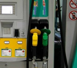 Malaysia phạt tài xế xe biển Singapore vì mua xăng trợ giá trái phép