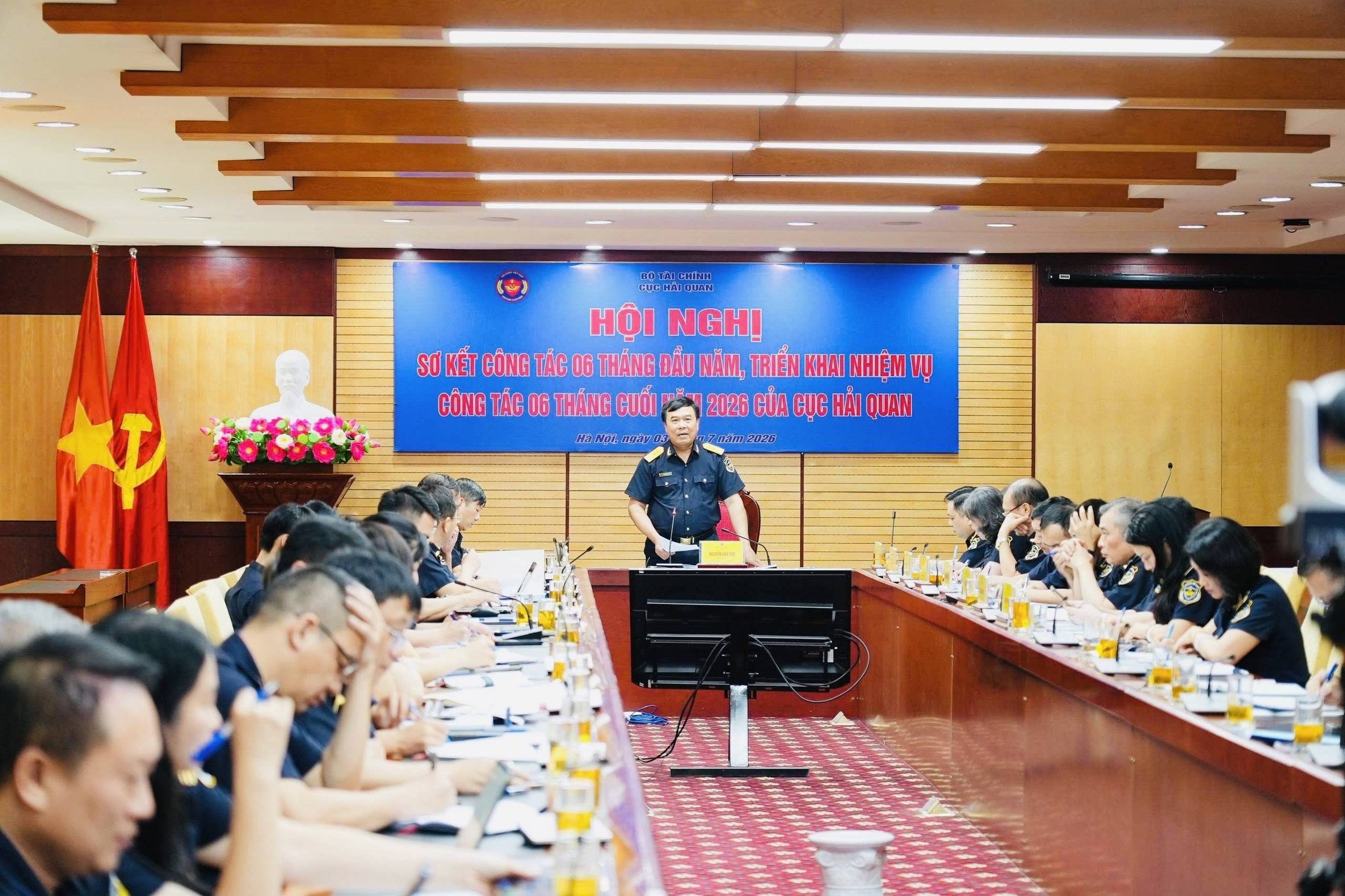 Hải quan thu ngân sách gần 265.000 tỷ đồng, phát hiện hơn 11.400 vụ buôn lậu trong 6 tháng