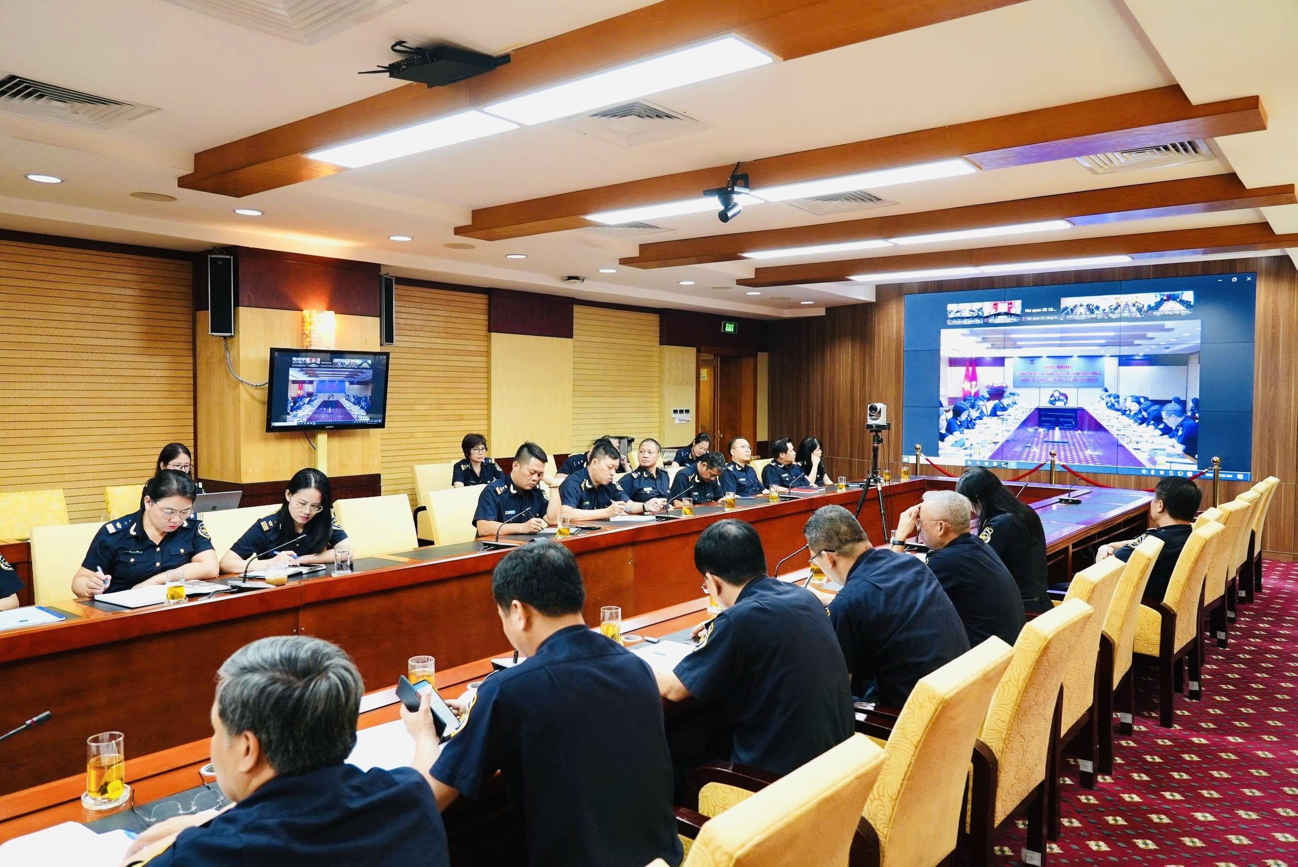 Hải quan thu ngân sách gần 265.000 tỷ đồng, phát hiện hơn 11.400 vụ buôn lậu trong 6 tháng
