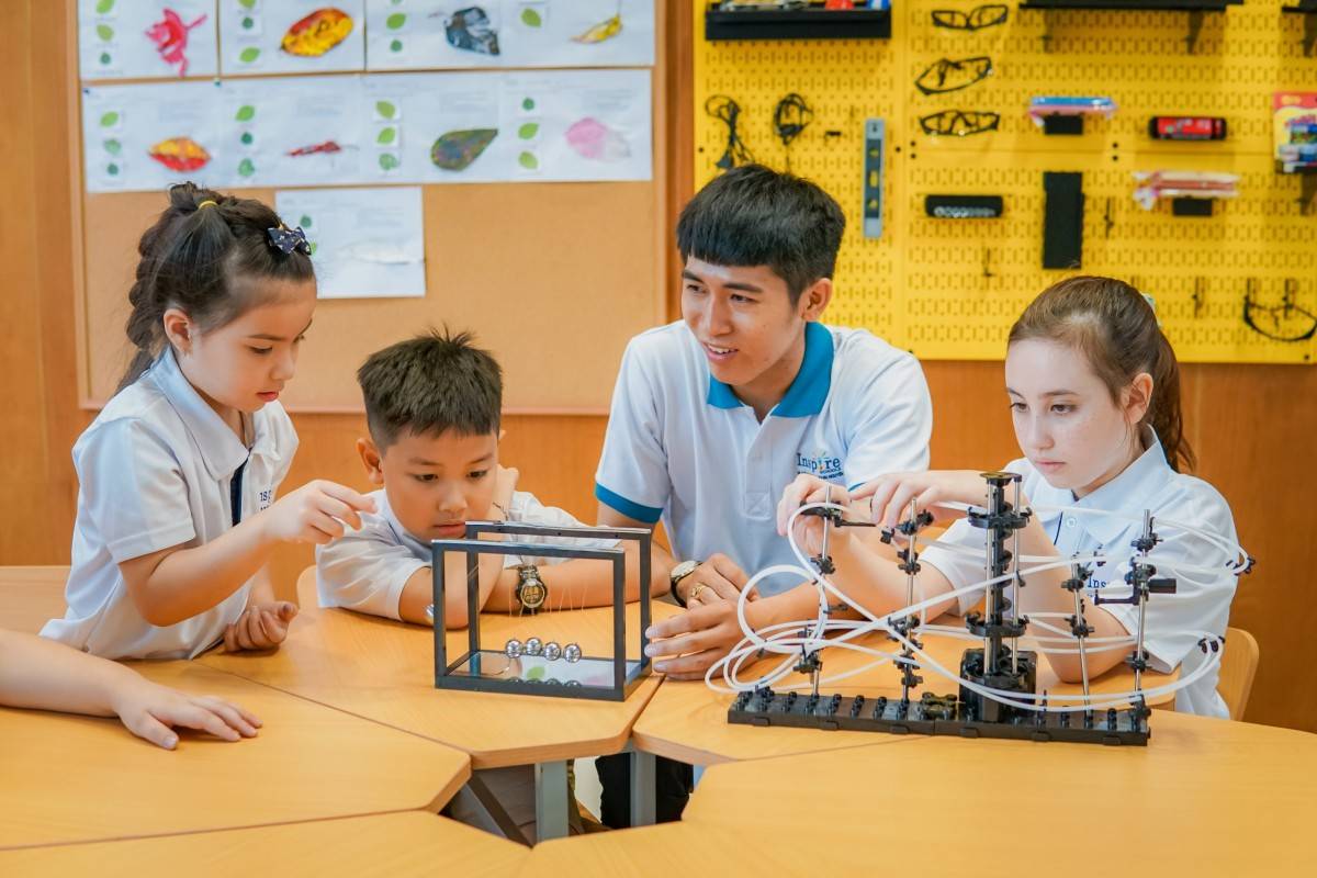 hế giới đang thay đổi ngày càng nhanh chóng, kéo theo đó là sự thay đổi cách thức chúng ta sống và làm việc. Con người nói chung và trẻ em nói riêng đang bước vào một kỷ nguyên với những biến động phức tạp và không lường trước được do sự phát triển của khoa học và công nghệ. Trẻ em cần phải tồn tại và phát triển trong bối cảnh toàn cầu ngày càng cạnh tranh, đồng thời có thể cộng tác với những người khác từ khắp nơi trên thế giới.