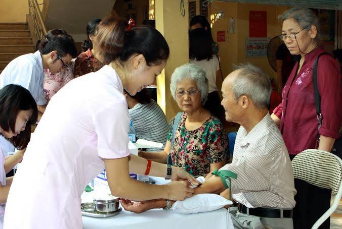 Theo các chuyên gia, tốc độ già hóa ở nước ta đang diễn ra nhanh, trong khi quy mô gia đình chuyển dần từ gia đình truyền thống sang gia đình hạt nhân. Con cái ngày càng có xu hướng sống độc lập với cha mẹ. Vì thế, đẩy mạnh các mô hình chăm sóc người cao tuổi giúp chăm sóc người cao tuổi tốt hơn.