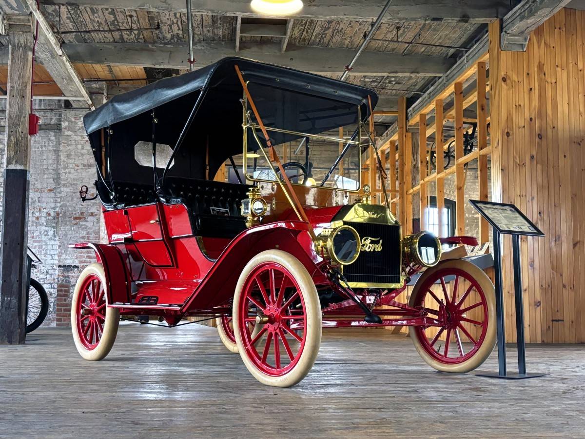 Ford Model T (1908) – Mẫu xe đưa ô tô đến với đại chúng và làm thay đổi ngành sản xuất công nghiệp toàn cầu nhờ quy trình lắp ráp hàng loạt.