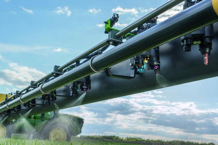 Trình diễn thực tế hệ thống John Deere See & Spray trên máy phun tự hành, sử dụng AI để chỉ phun thuốc vào đúng vị trí có cỏ dại, giúp giảm chi phí và hạn chế tác động đến môi trường.