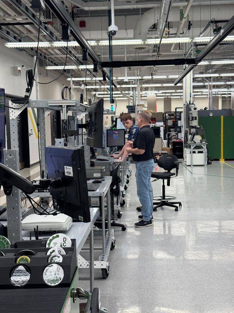Phòng nghiên cứu của Blue River Technology – startup AI được John Deere mua lại năm 2017, phát triển các thuật toán thị giác máy tính (computer vision) cho nông nghiệp chính xác.
