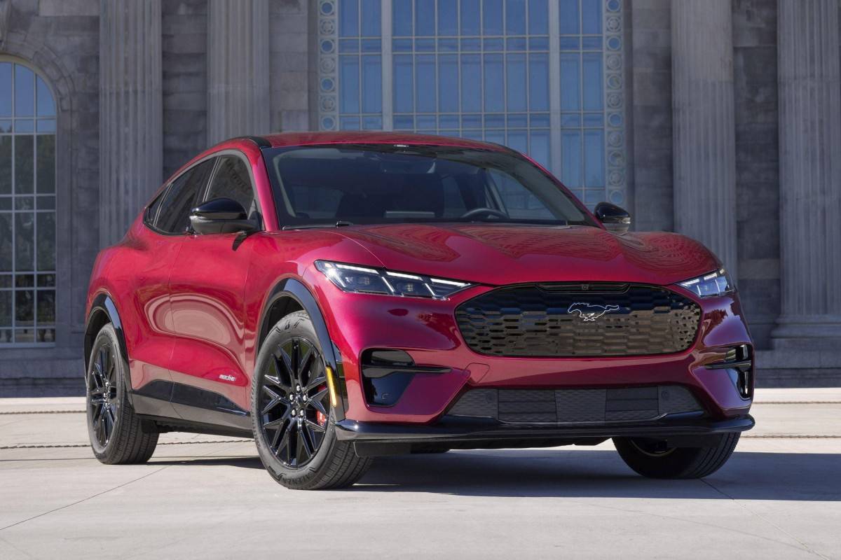 Ford Mustang Mach-E – Mẫu SUV thuần điện đánh dấu bước chuyển mình của Ford sang kỷ nguyên xe điện. Mach-E kết hợp thiết kế mang ADN Mustang với nền tảng kết nối thông minh, cập nhật phần mềm OTA và công nghệ hỗ trợ lái hiện đại.