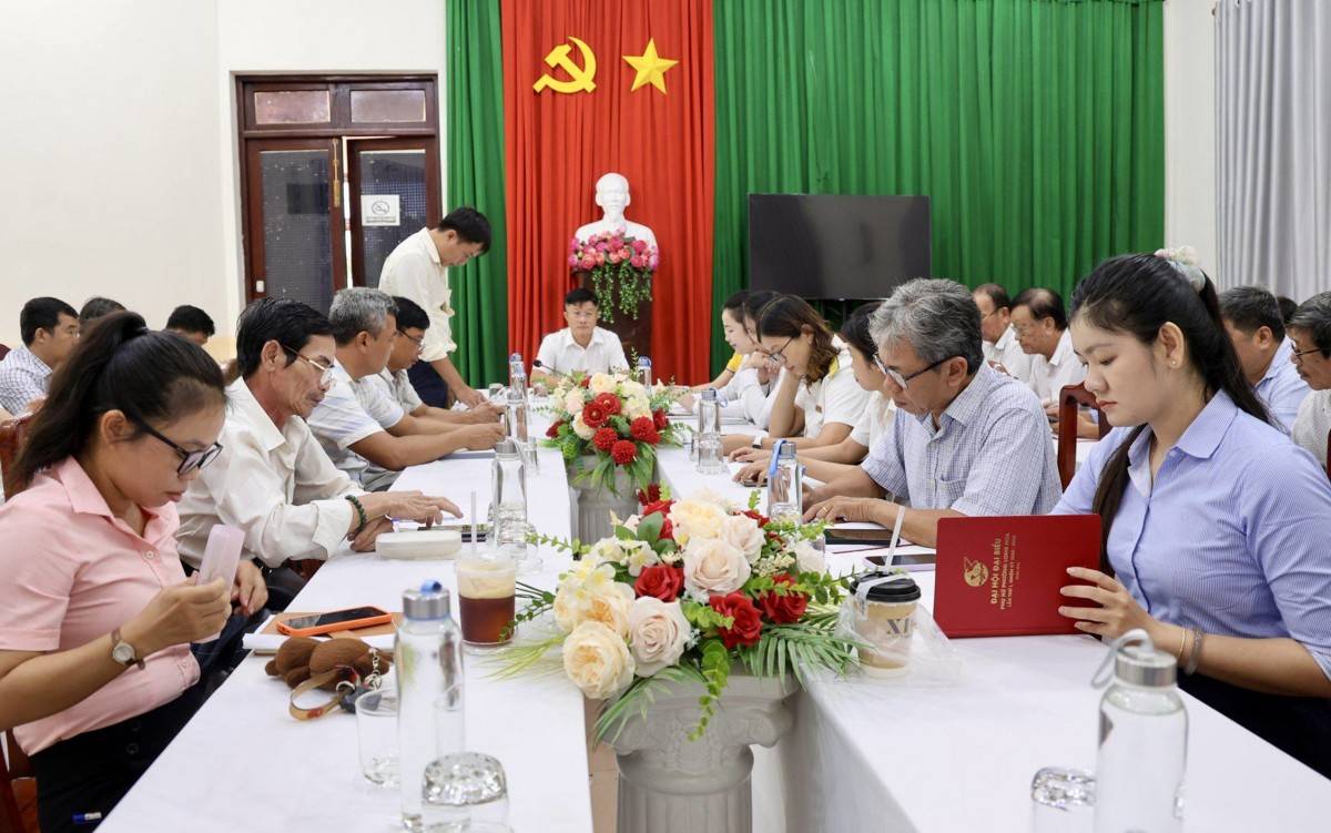 Phường Long Hoa triển khai chuyển đổi số lĩnh vực thuế và phát động phong trào bảo vệ môi trường