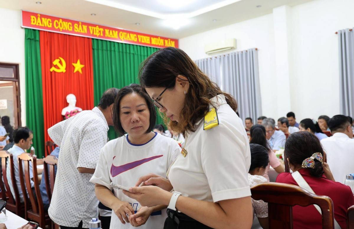 Phường Long Hoa tập huấn cài đặt eTax Mobile hướng dẫn người dân thực hiện nghĩa vụ thuế