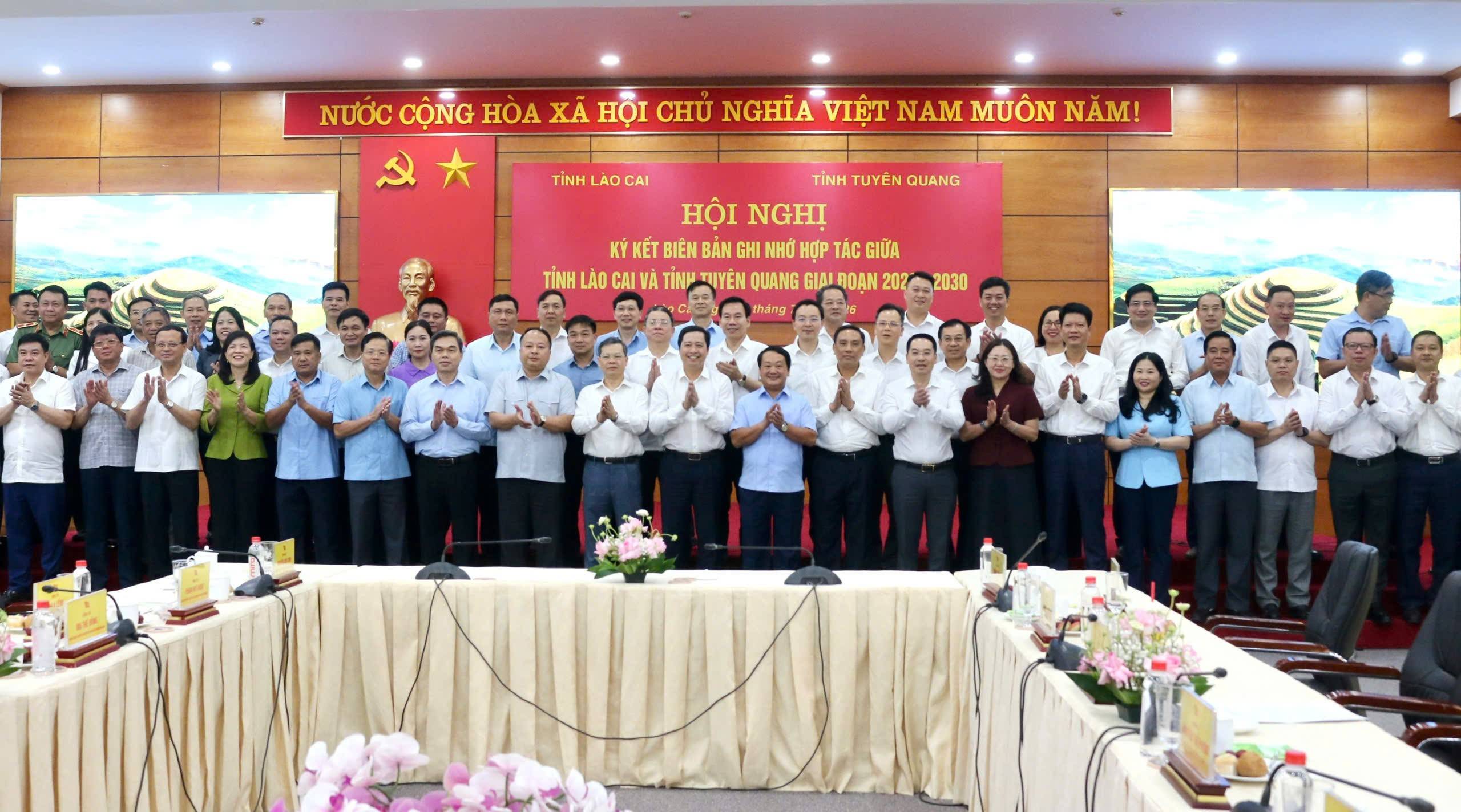 Các đồng chí lãnh đạo hai tỉnh chụp ảnh lưu niệm.