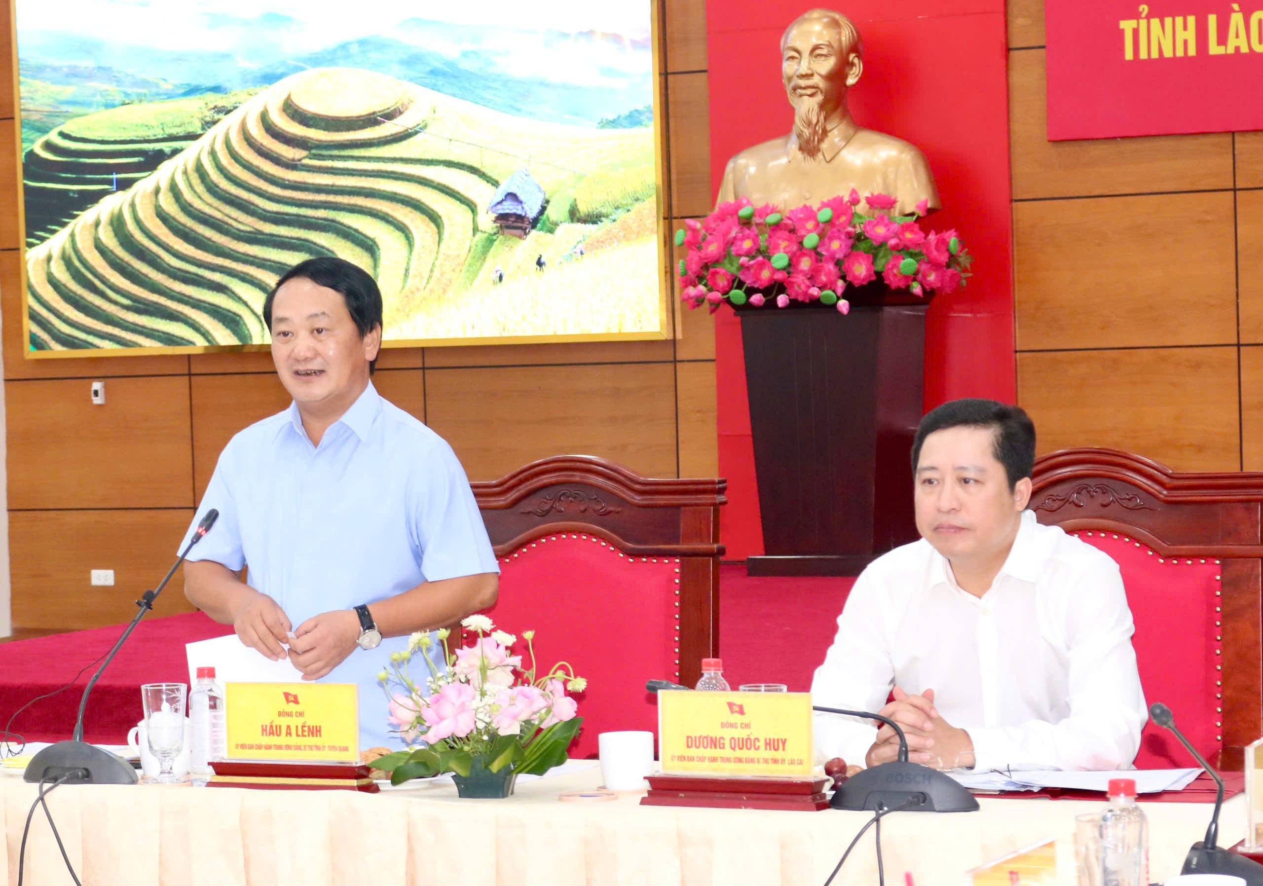 Hầu A Lềnh, Ủy viên Ban Chấp hành Trung ương Đảng, Bí thư Tỉnh ủy tỉnh Tuyên Quang phát biểu tại Hội nghị.