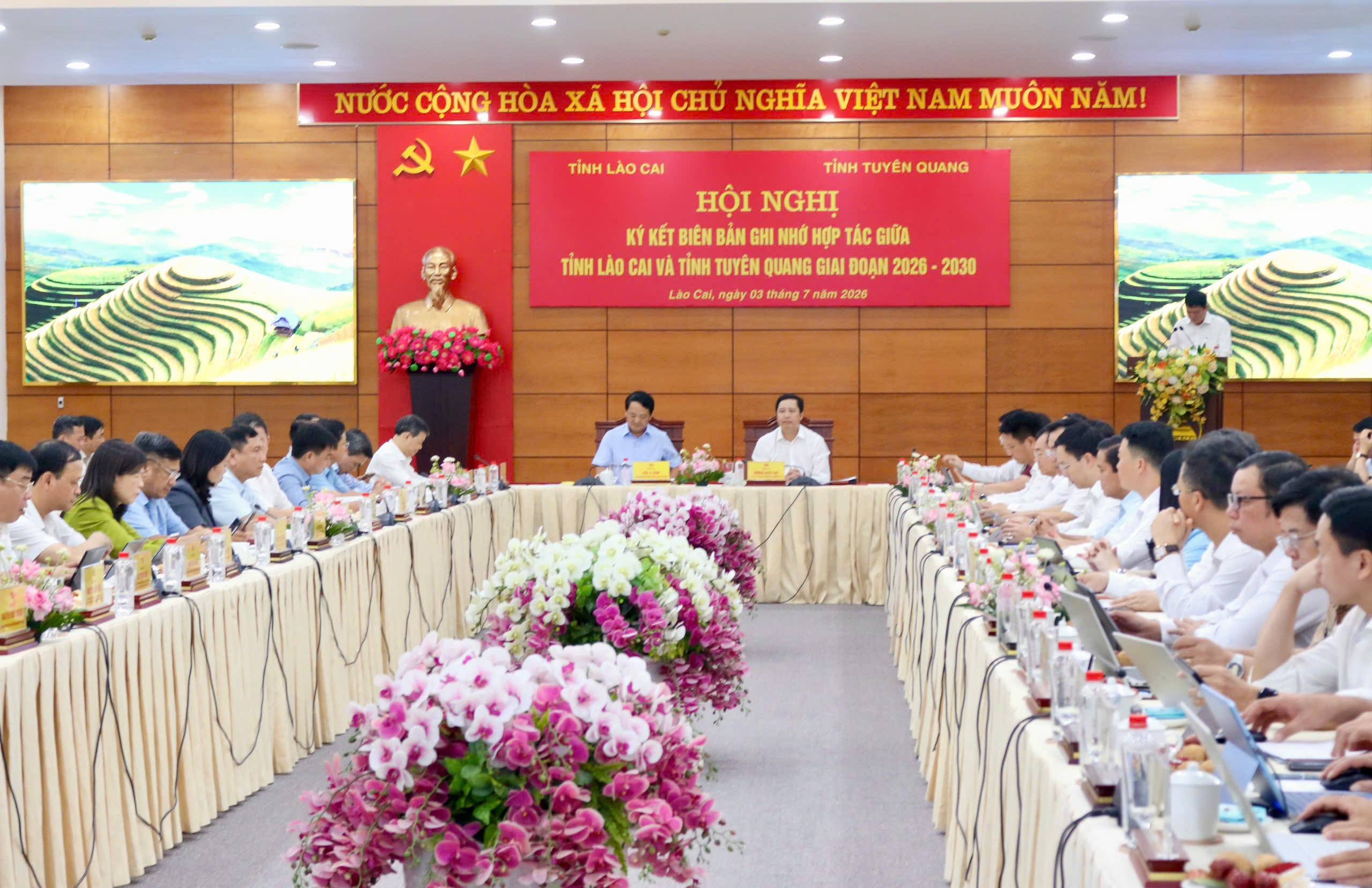 Hội nghị do ông Dương Quốc Huy và ông Hầu A Lềnh đồng chủ trì, với sự tham dự của lãnh đạo Thường trực Tỉnh ủy, HĐND, UBND, Ủy ban MTTQ cùng đại diện các sở, ngành của hai địa phương.