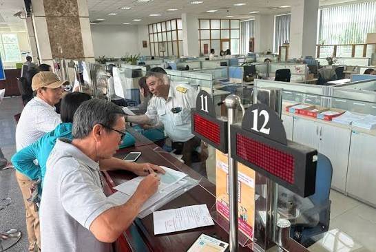 Theo Thuế TP Hồ Chí Minh, 6 tháng đầu năm 2026, tổng thu ngân sách nhà nước do đơn vị quản lý ước đạt 385.236 tỷ đồng, bằng 61,4% dự toán Chính phủ giao và tăng 31% so với cùng kỳ năm trước. Trong đó, thu từ khu vực sản xuất, kinh doanh đạt khoảng 227.836 tỷ đồng, bằng 71% dự toán và tăng 43%.