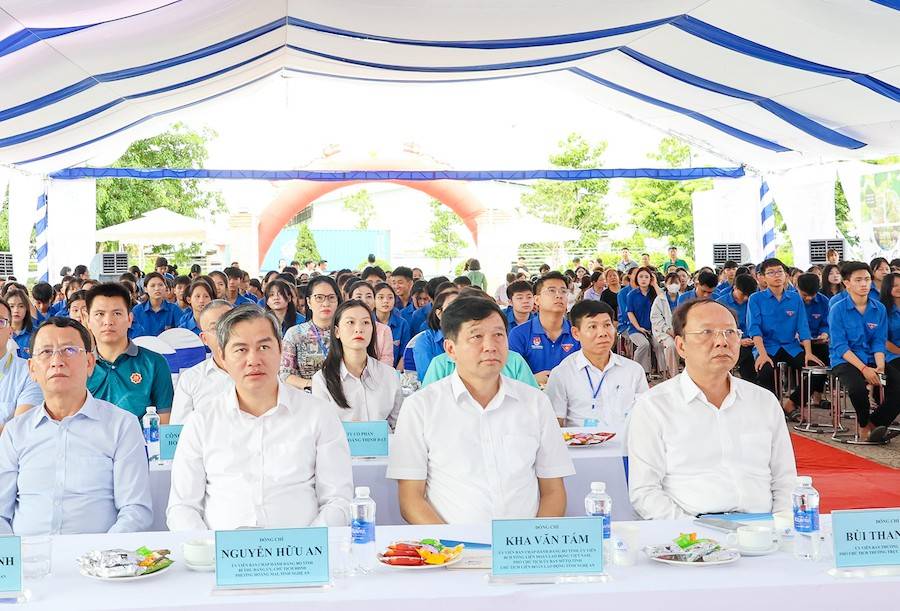 Ngày hội việc làm nêu trên được tổ chức tại Khu công nghiệp Hoàng Mai I để tuyển dụng lao động cho các doanh nghiệp trong Khu kinh tế Đông Nam và các Khu công nghiệp trên địa bàn tỉnh Nghệ An.